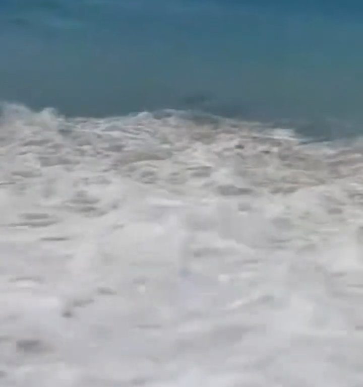 Fähre berührt Strand und verursacht einen Tsunami: Chaos am Strand