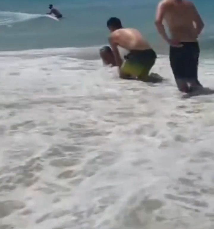 Fähre berührt Strand und verursacht einen Tsunami: Chaos am Strand