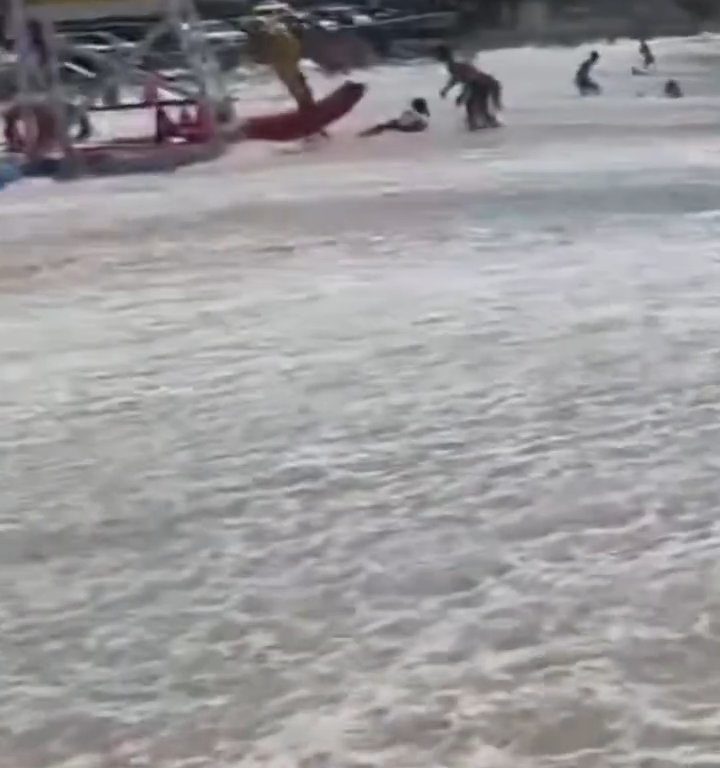 Fähre berührt Strand und verursacht einen Tsunami: Chaos am Strand