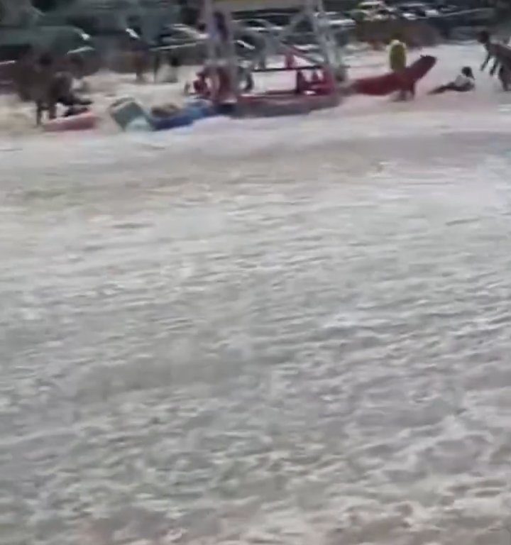 Fähre berührt Strand und verursacht einen Tsunami: Chaos am Strand