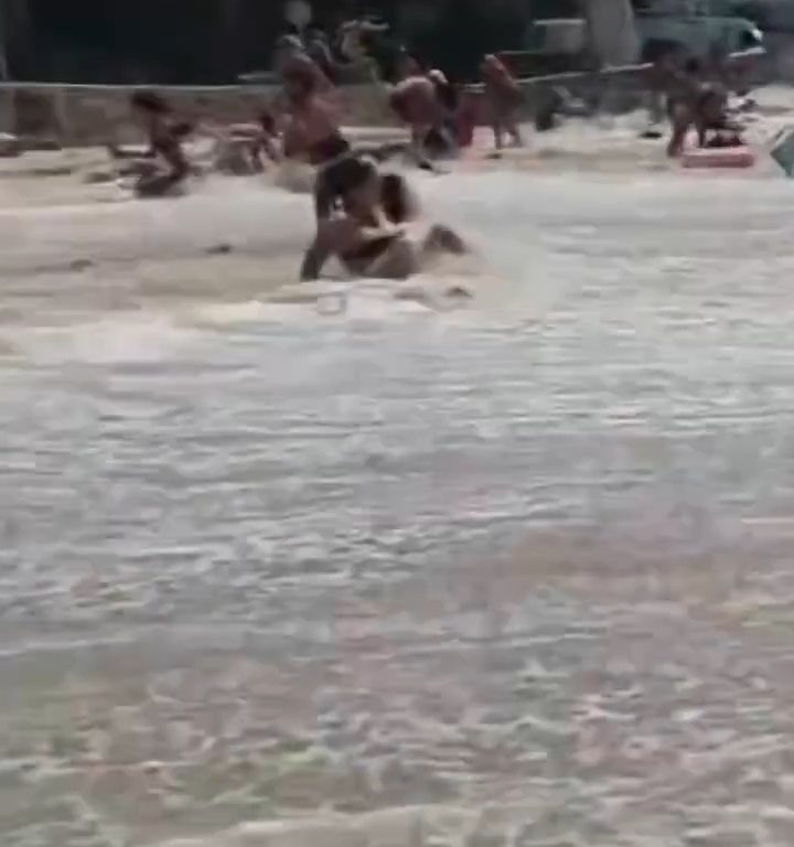 Fähre berührt Strand und verursacht einen Tsunami: Chaos am Strand