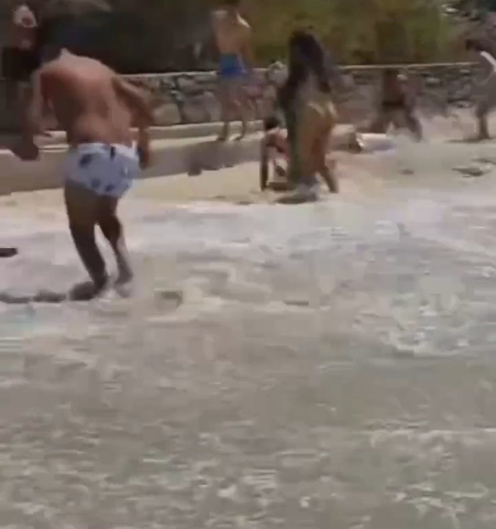 Fähre berührt Strand und verursacht einen Tsunami: Chaos am Strand