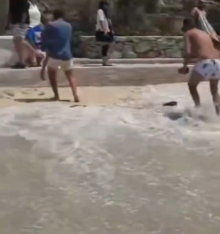 Fähre berührt Strand und verursacht einen Tsunami: Chaos am Strand