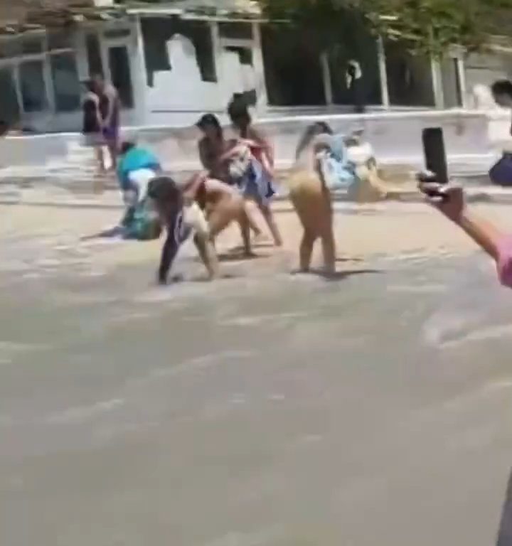 Fähre berührt Strand und verursacht einen Tsunami: Chaos am Strand