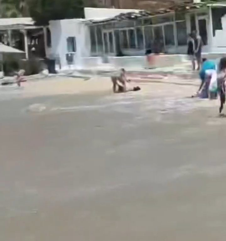 Fähre berührt Strand und verursacht einen Tsunami: Chaos am Strand