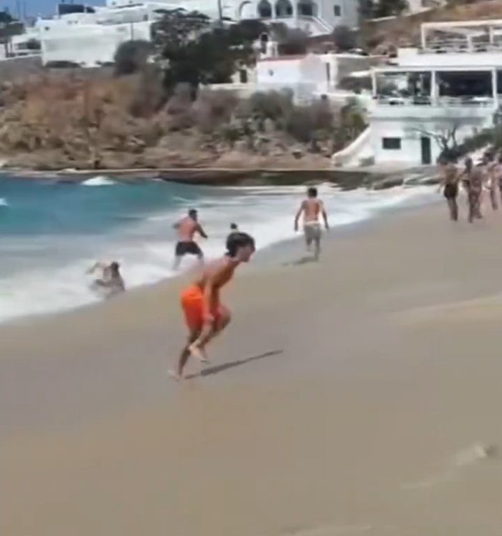 Fähre berührt Strand und verursacht einen Tsunami: Chaos am Strand