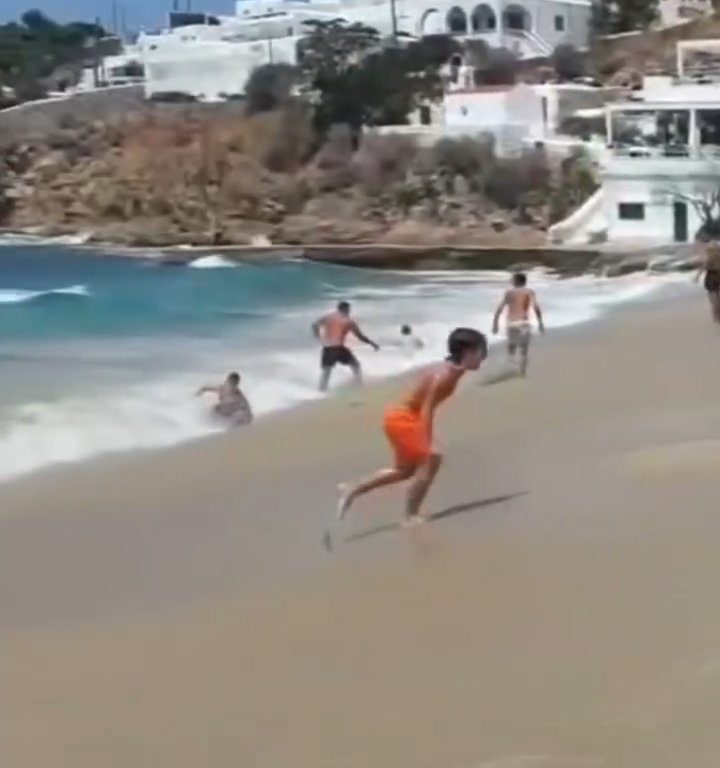 Fähre berührt Strand und verursacht einen Tsunami: Chaos am Strand