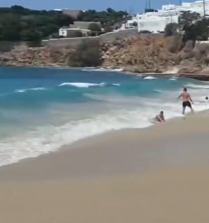 Fähre berührt Strand und verursacht einen Tsunami: Chaos am Strand