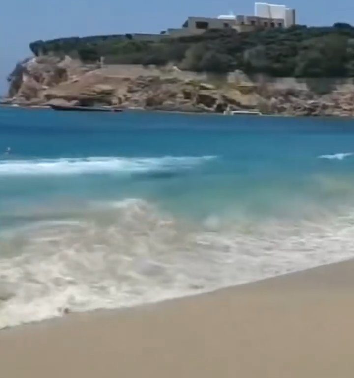 Fähre berührt Strand und verursacht einen Tsunami: Chaos am Strand