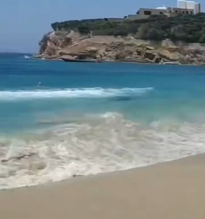 Fähre berührt Strand und verursacht einen Tsunami: Chaos am Strand