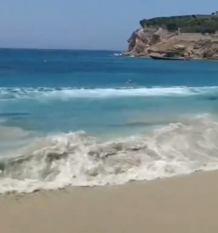 Fähre berührt Strand und verursacht einen Tsunami: Chaos am Strand