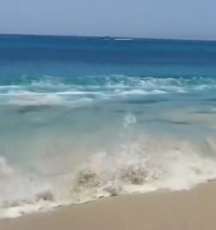 Fähre berührt Strand und verursacht einen Tsunami: Chaos am Strand