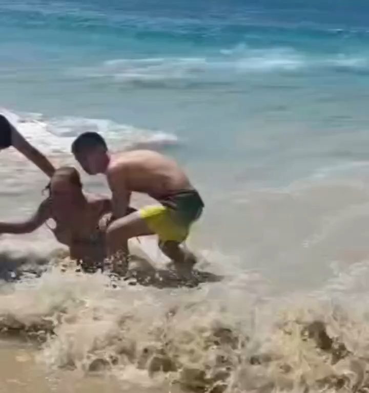 Fähre berührt Strand und verursacht einen Tsunami: Chaos am Strand