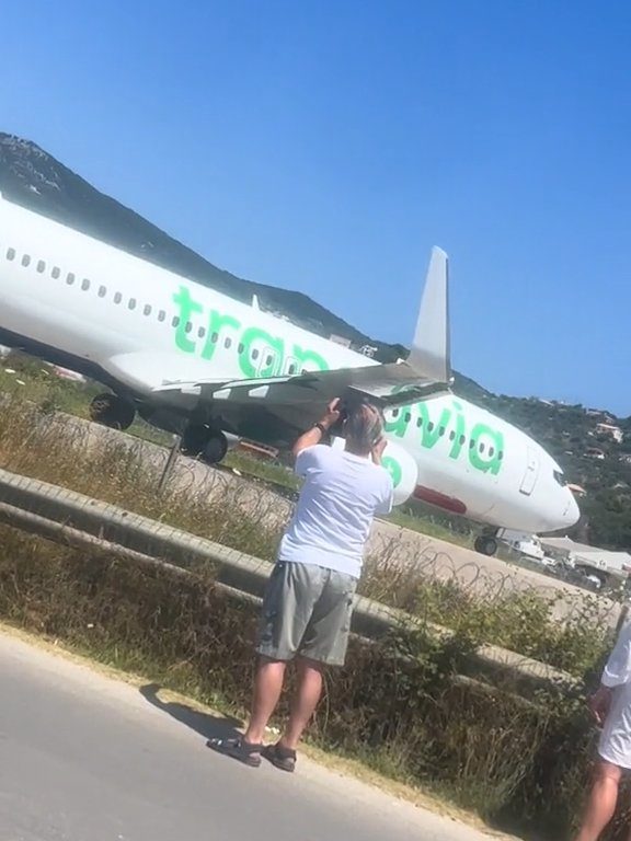 Touristes projetés dans les airs par le moteur de l'avion : ils voulaient des selfies spectaculaires