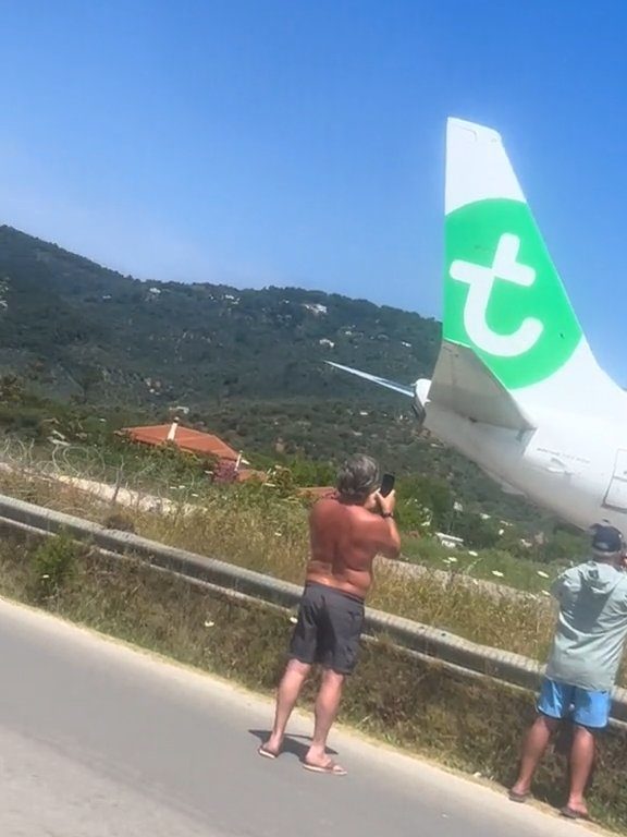 Touristes projetés dans les airs par le moteur de l'avion : ils voulaient des selfies spectaculaires