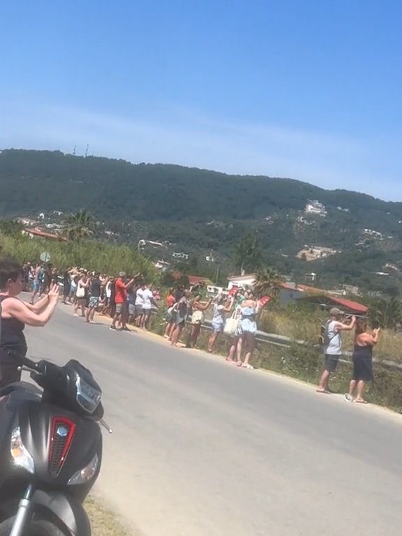 Touristes projetés dans les airs par le moteur de l'avion : ils voulaient des selfies spectaculaires