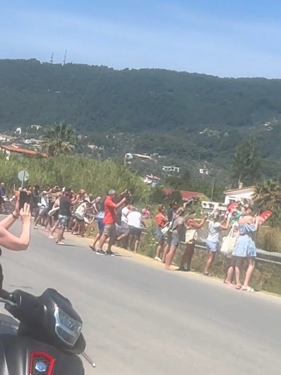 Touristes projetés dans les airs par le moteur de l'avion : ils voulaient des selfies spectaculaires