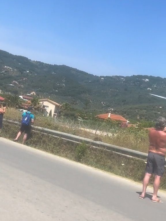 Touristes projetés dans les airs par le moteur de l'avion : ils voulaient des selfies spectaculaires