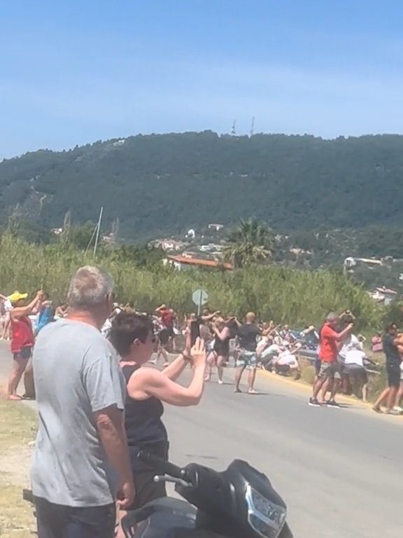 Touristes projetés dans les airs par le moteur de l'avion : ils voulaient des selfies spectaculaires