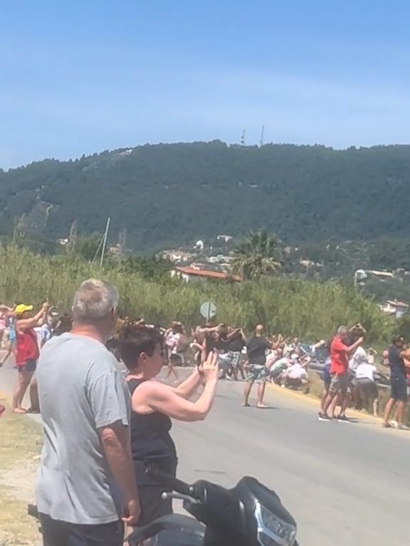 Touristes projetés dans les airs par le moteur de l'avion : ils voulaient des selfies spectaculaires