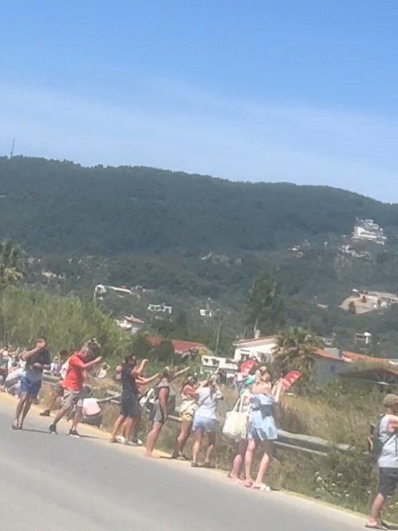 Touristes projetés dans les airs par le moteur de l'avion : ils voulaient des selfies spectaculaires