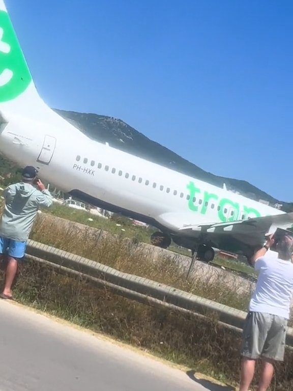 Touristes projetés dans les airs par le moteur de l'avion : ils voulaient des selfies spectaculaires