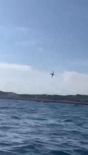 Un avion s'écrase en mer devant des dizaines de personnes : vidéo choquante