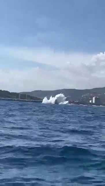 Un avion s'écrase en mer devant des dizaines de personnes : vidéo choquante