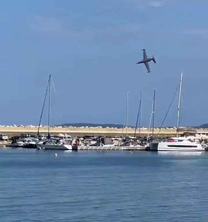 Un avion s'écrase en mer devant des dizaines de personnes : vidéo choquante