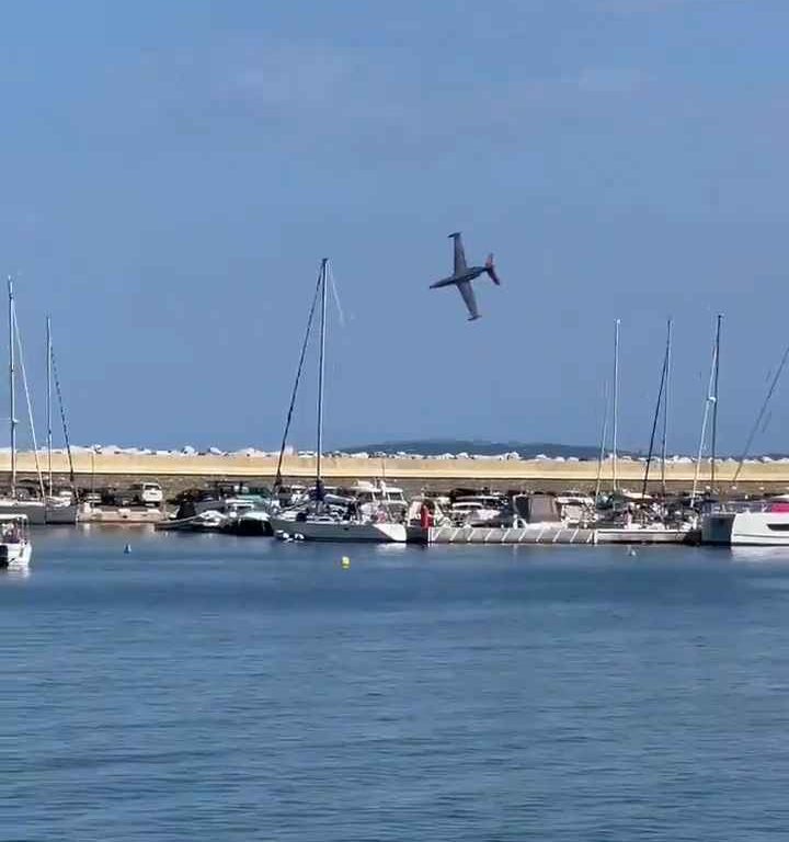 Flugzeug stürzt vor den Augen Dutzender Menschen ins Meer: schockierendes Video