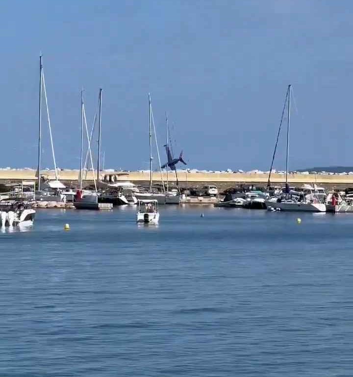 Un avion s'écrase en mer devant des dizaines de personnes : vidéo choquante