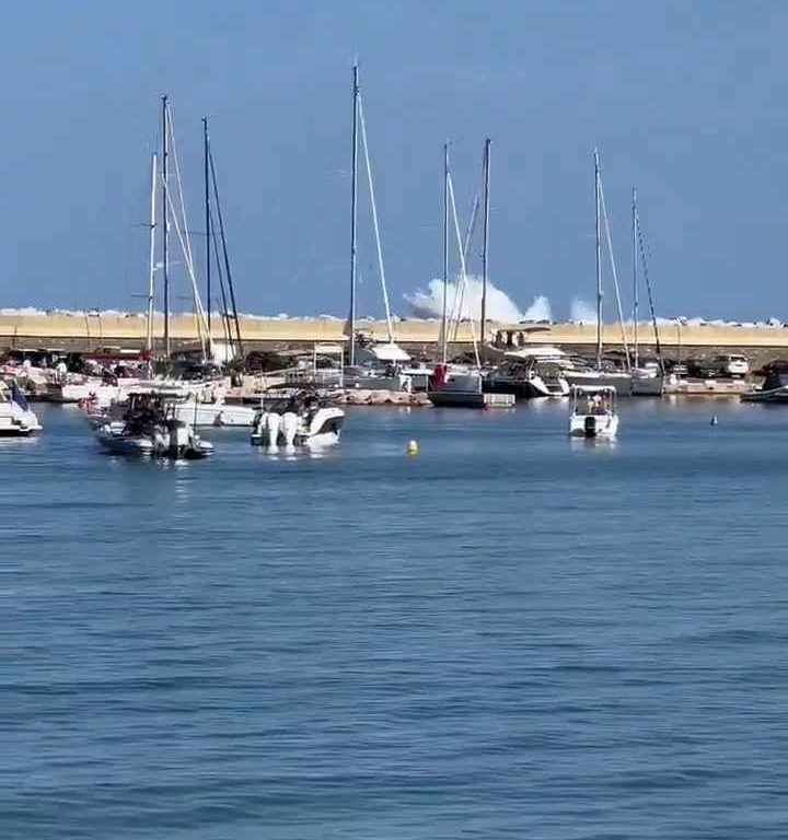 Un avion s'écrase en mer devant des dizaines de personnes : vidéo choquante