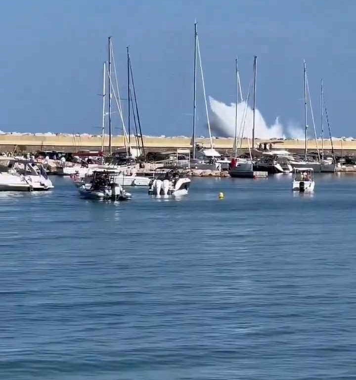 Flugzeug stürzt vor den Augen Dutzender Menschen ins Meer: schockierendes Video