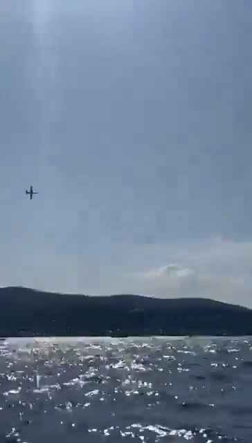 Avión se estrella en el mar frente a decenas de personas: impactante vídeo