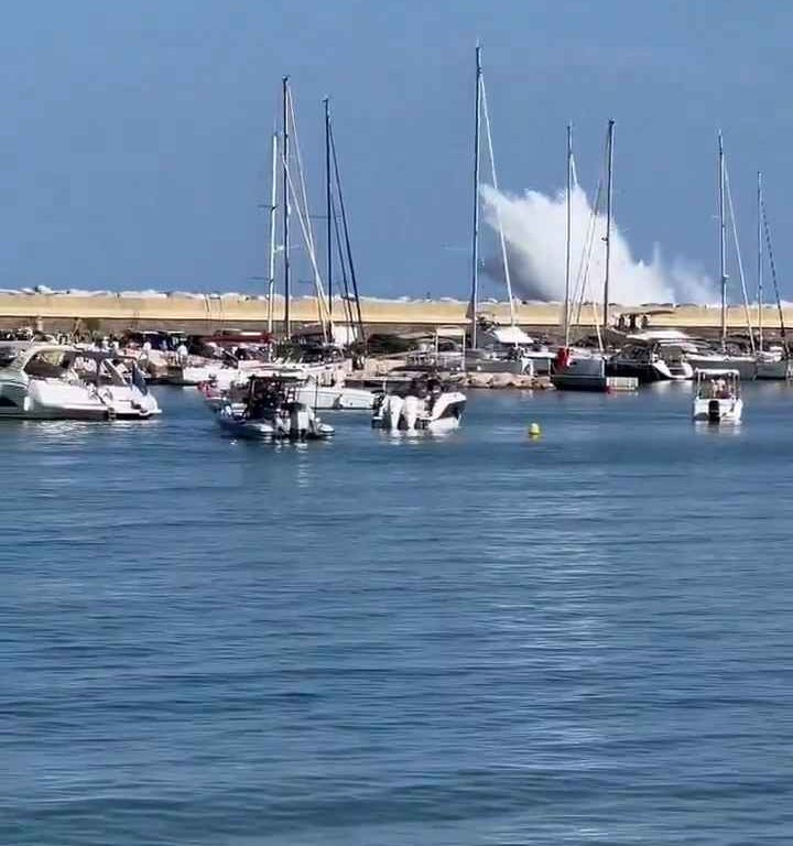 Flugzeug stürzt vor den Augen Dutzender Menschen ins Meer: schockierendes Video