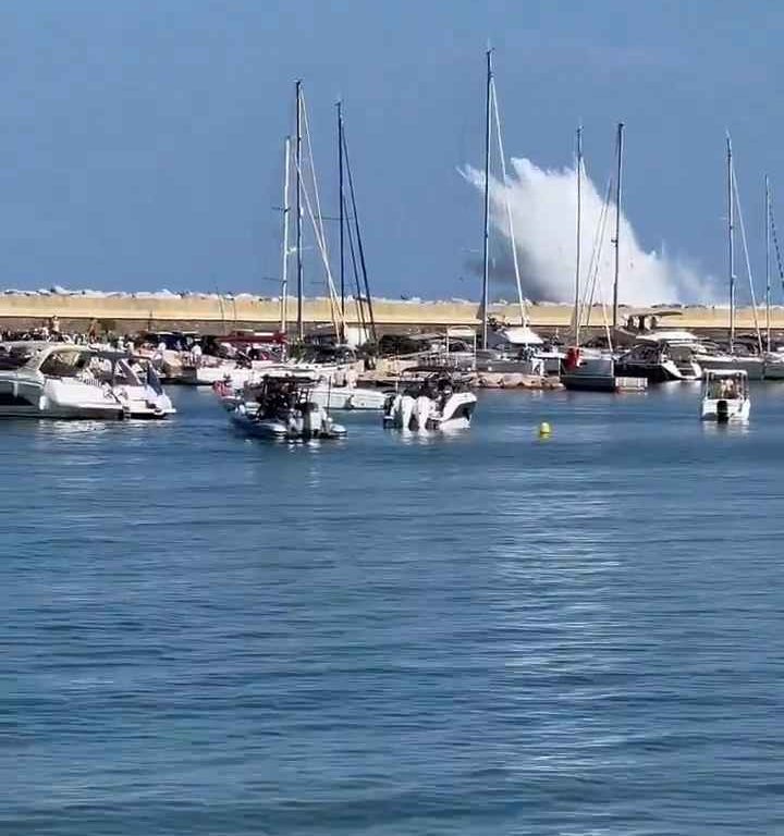 Avión se estrella en el mar frente a decenas de personas: impactante vídeo