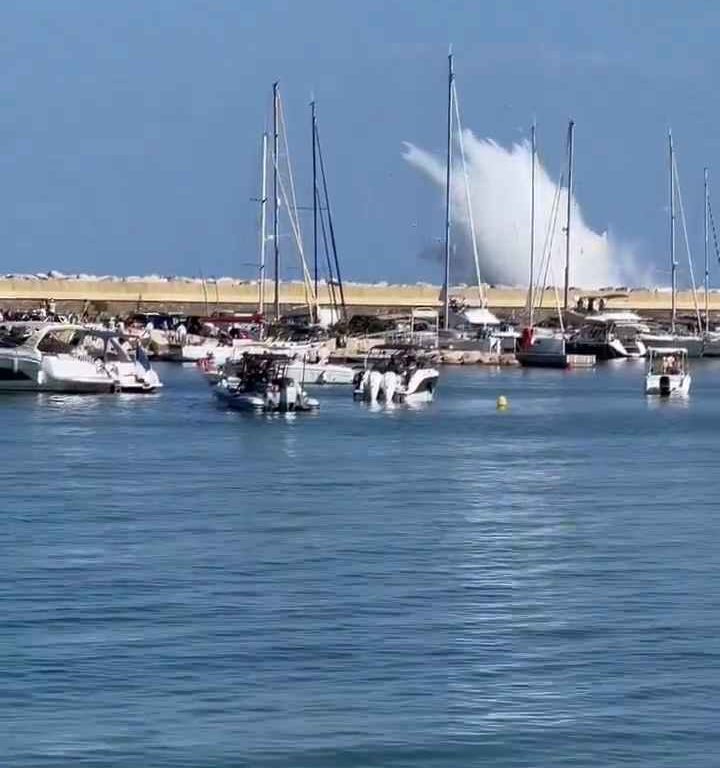 Un avion s'écrase en mer devant des dizaines de personnes : vidéo choquante