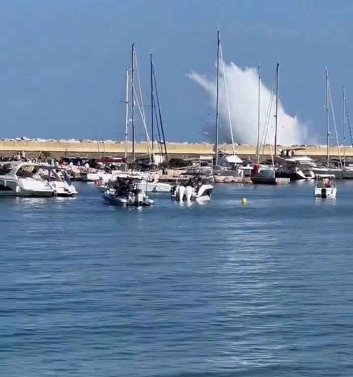 Un avion s'écrase en mer devant des dizaines de personnes : vidéo choquante