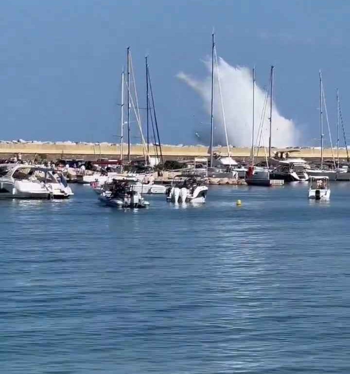 Un avion s'écrase en mer devant des dizaines de personnes : vidéo choquante