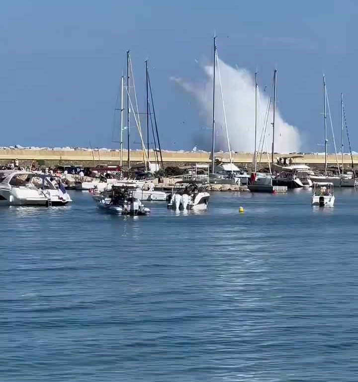 Avión se estrella en el mar frente a decenas de personas: impactante vídeo