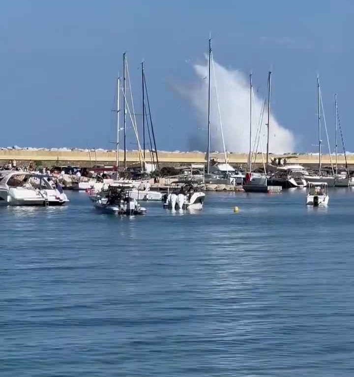 Un avion s'écrase en mer devant des dizaines de personnes : vidéo choquante