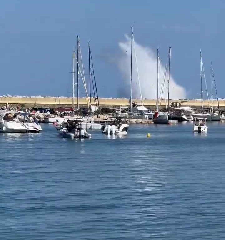 Flugzeug stürzt vor den Augen Dutzender Menschen ins Meer: schockierendes Video