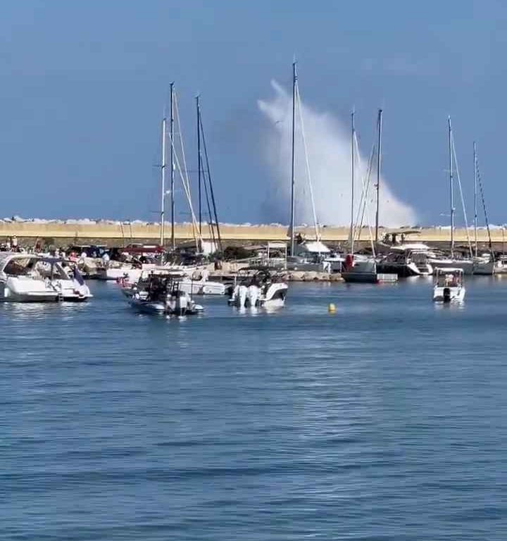 Flugzeug stürzt vor den Augen Dutzender Menschen ins Meer: schockierendes Video