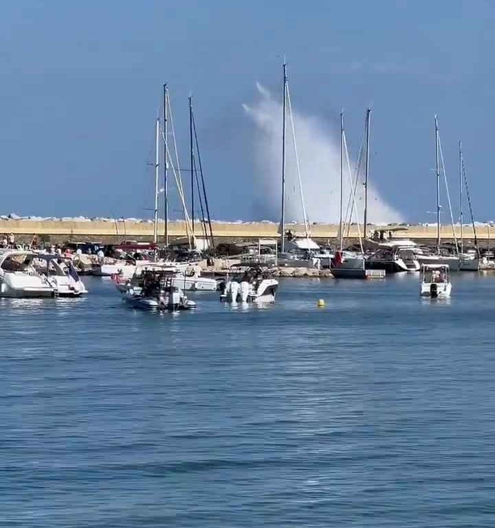 Un avion s'écrase en mer devant des dizaines de personnes : vidéo choquante