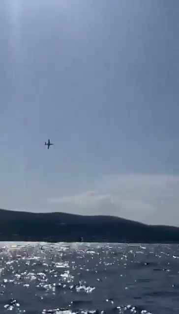 Avión se estrella en el mar frente a decenas de personas: impactante vídeo