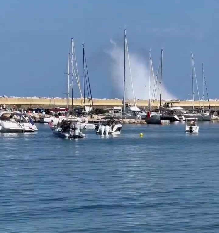 Avión se estrella en el mar frente a decenas de personas: impactante vídeo