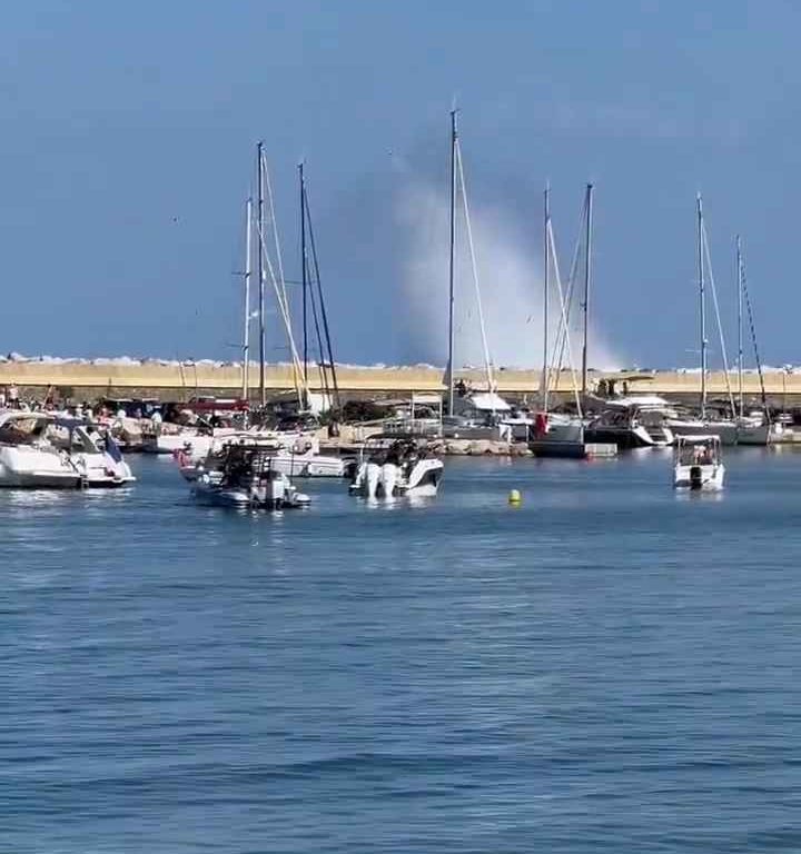 Avión se estrella en el mar frente a decenas de personas: impactante vídeo