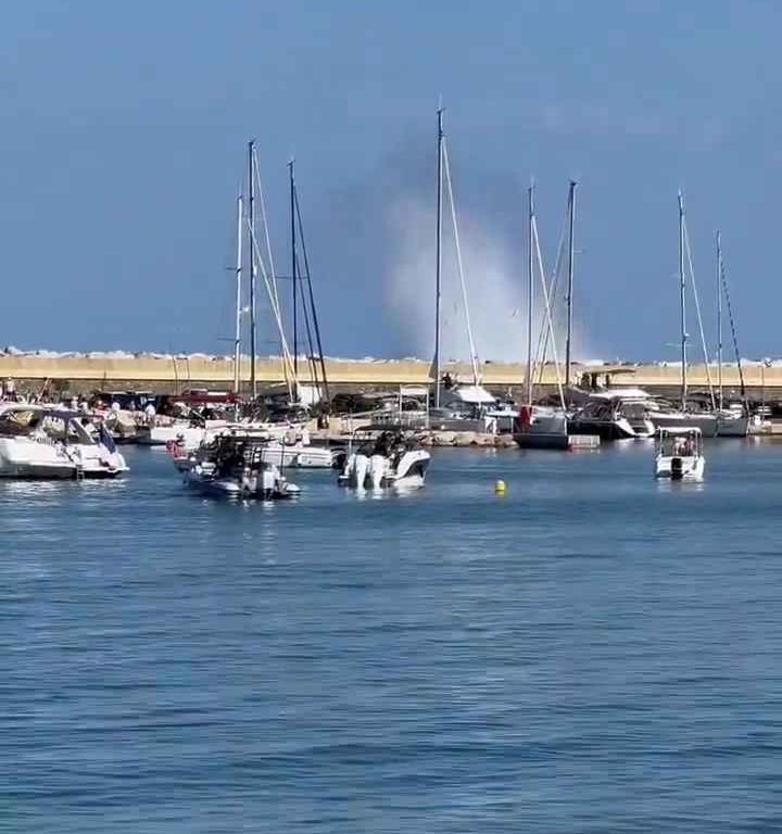 Aereo si schianta in mare davanti a decine di persone: video shock