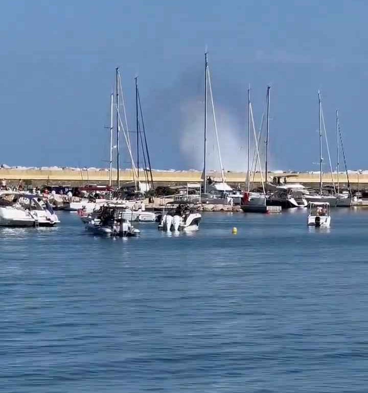 Avión se estrella en el mar frente a decenas de personas: impactante vídeo