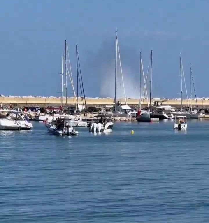 Avión se estrella en el mar frente a decenas de personas: impactante vídeo